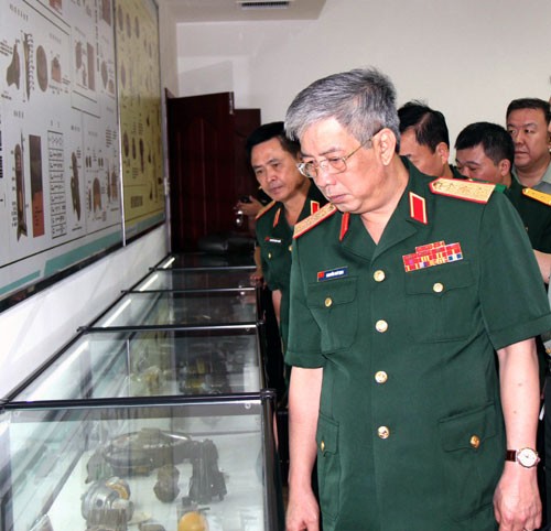 Thượng tướng Nguyễn Chí Vịnh xem các mẫu vật trang bị cho quân nhân tham gia lực lượng gìn giữ hoà bình